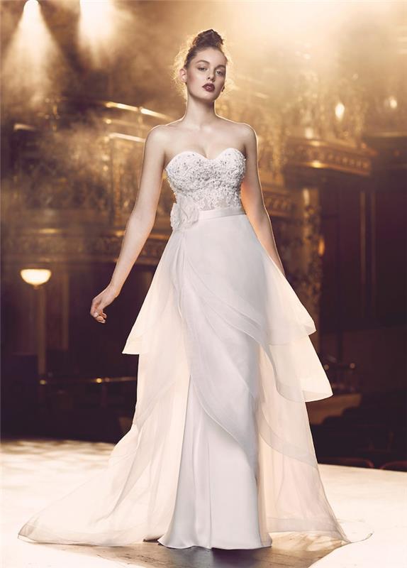 فستان زفاف بقصة مستقيمة مع طرحة جانبية وفتحة صدر مزينة بالأحجار وحزام مزين بالورد