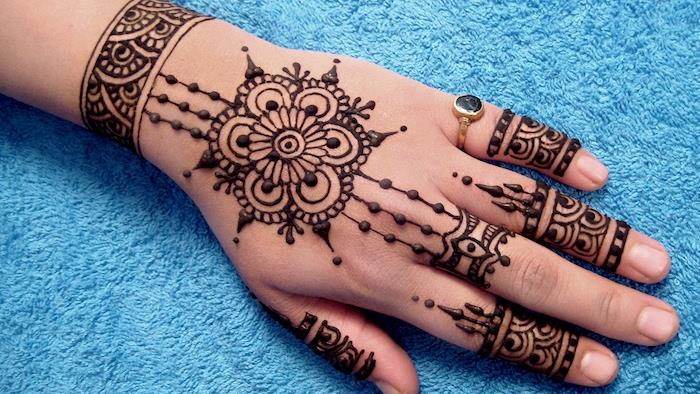 مثال على نقش الحناء البسيط على يد المرأة وأصابعها