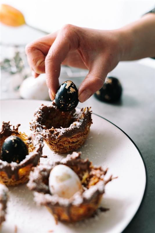 påskrecept, påskmeny dekorativ dessert, bo med chokladströssel med små vaktelägg