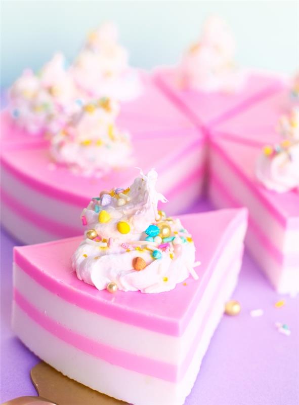 recept na domáce mydlo v tvare plátku koláča s ružovou vrstvou a bielou vrstvou s imitáciou crème fraiche a jedlými perlami