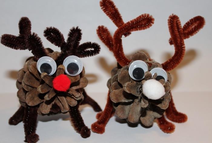 idé för ett enkelt kreativt projekt med återvunnet material, diy julhjortar gjorda med kottar och vingliga ögon