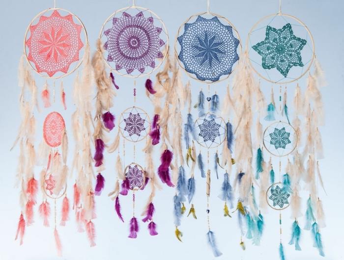 كيفية صنع Dreamcatcher ، مثال على صائد الأحلام باللون الوردي والبنفسجي والأزرق والأخضر مع زخرفة الريش البيج
