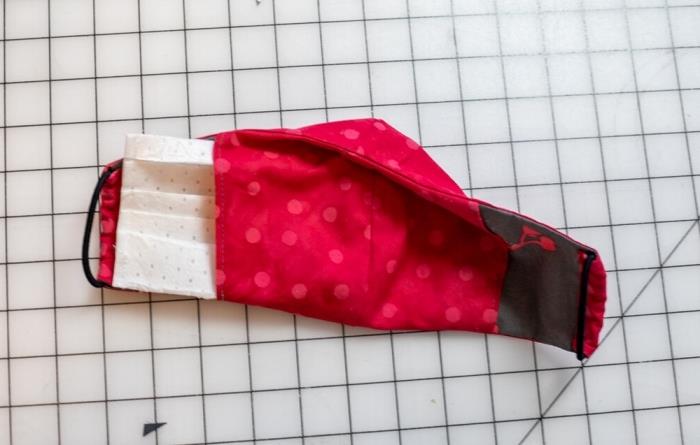 DIY hemgjord skyddsmask med rött tyg och filterpåse, exempel på en virusmask att göra själv