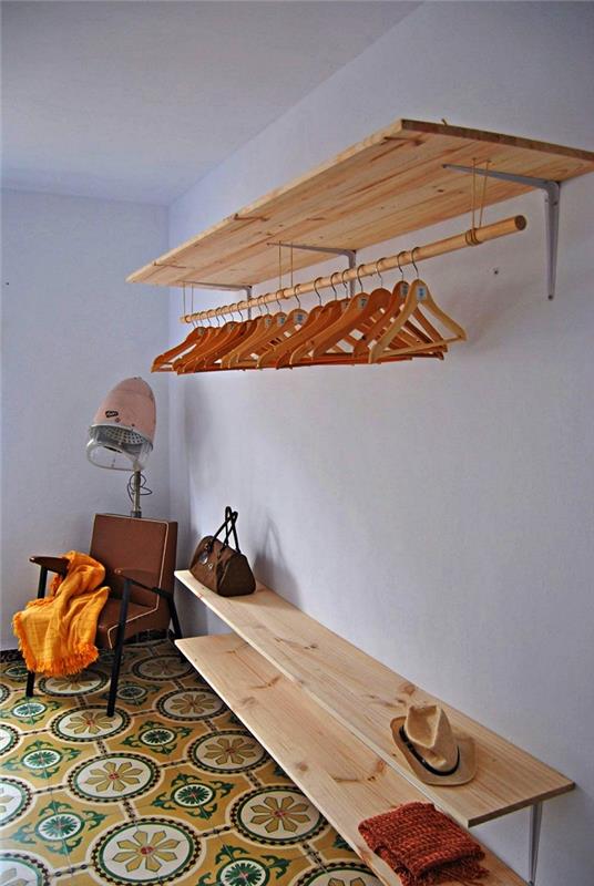 hur man gör en öppen klädkammare, klädkammare ordnad längs väggen med trähyllor och en hängande bar