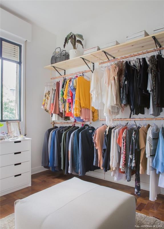 skapa ett öppet omklädningsrum genom att installera hyllor och garderobstänger på väggen, ett DIY omklädningsrum som är inrett längs väggen