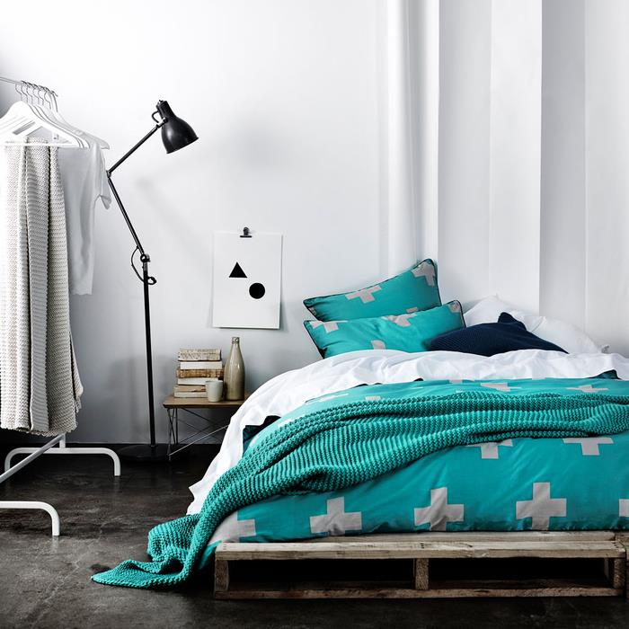 monochromatická a minimalistická spálňa s nízkou paletovou posteľou