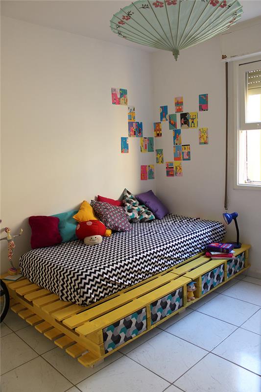 úprava farebnej detskej izby so žltou paletou vybavenou úzkym grafickým matracom