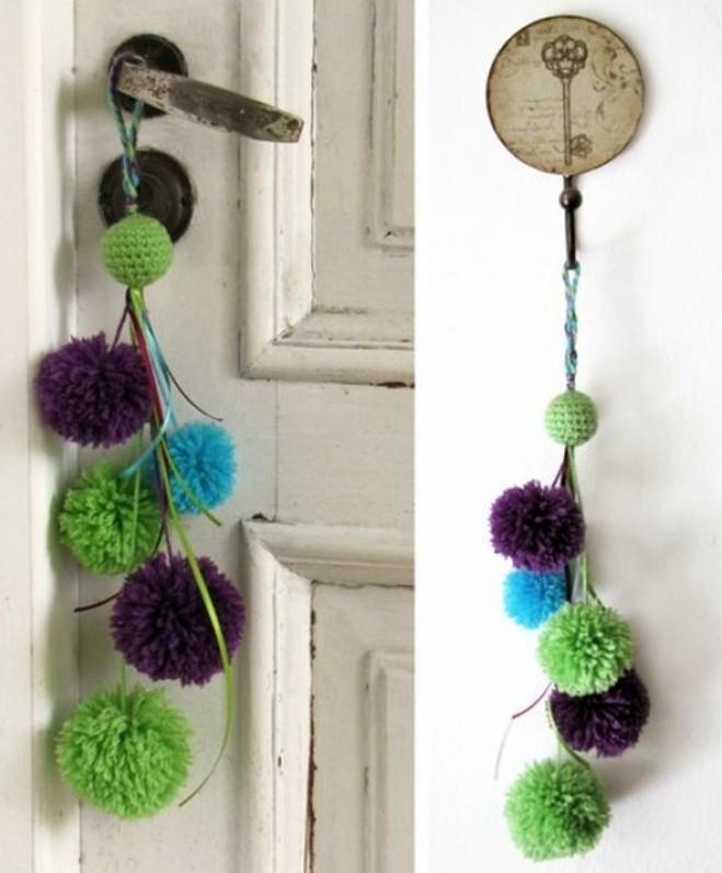 gör-en-pompon-hängande-grön-lila-och-blå-bollhållare