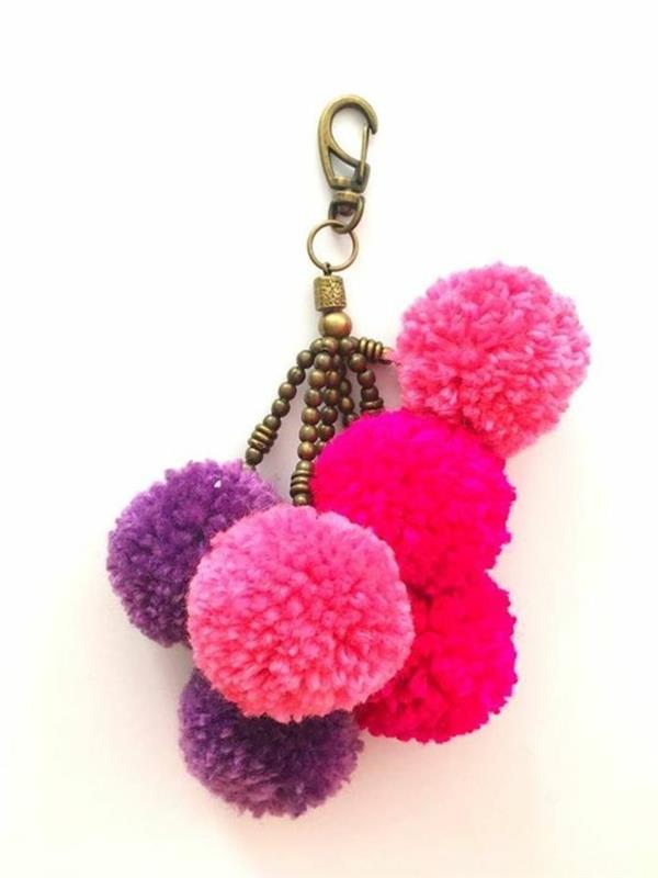 gör-en-pompon-nyckelring-kvinna-lila-rosa