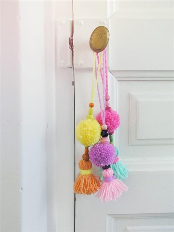 gör-en-pompon-hängande hållare-färger-gul-rosa-blå