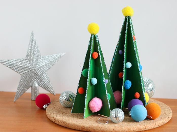 vyrobte si kartónový vianočný stromček, urobte si vlastnoručne vyrobené kartónové vianočné ozdoby a farebné pompony