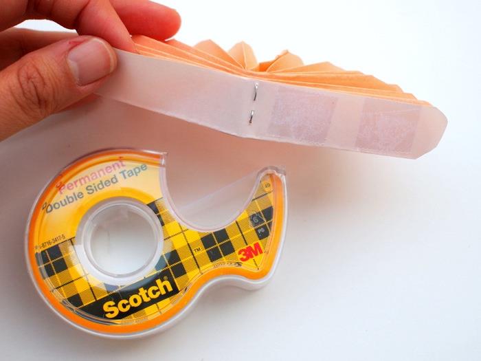 spojte kúsky papiera lepiacou páskou, aby ste si sami urobili papierový kvet, základná ručná činnosť v materskej škole, ľahké remeslá