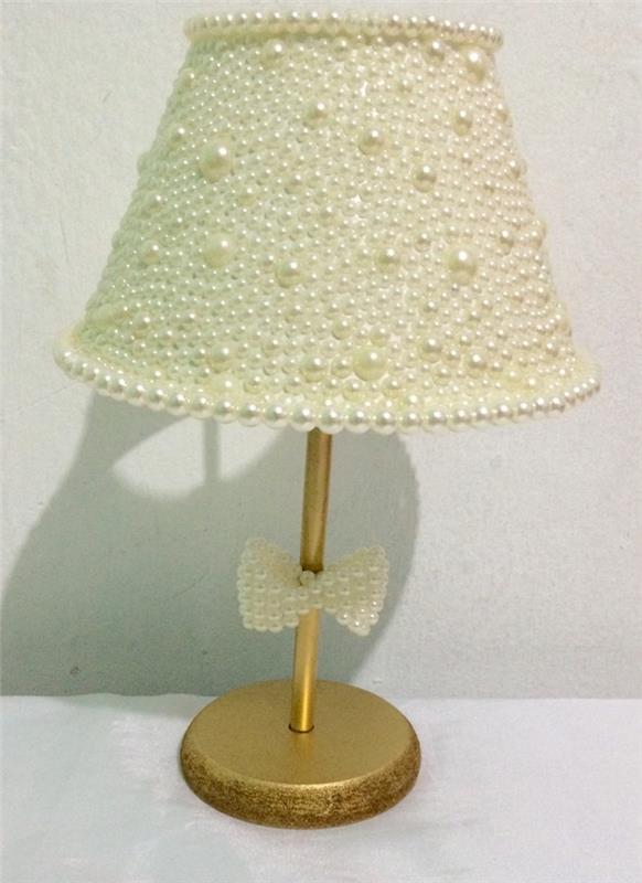 DIY -dekoration, lampa med gyllene bas och vit pärldekoration