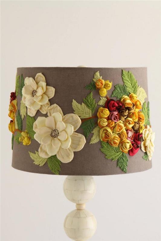 bordslampa, dekorationsföremål i taupe -tyg med blommig dekoration, manuell aktivitet för att göra en lampa