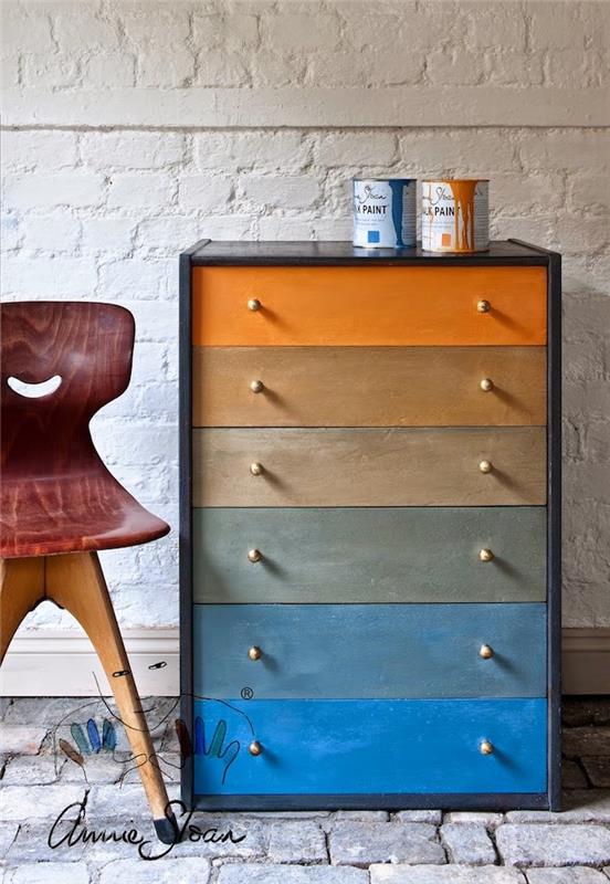premaľovanie drevenej skrinky, fasáda zásuviek s efektom ombré, oranžová, hnedá, sivá a modrá farba, vybielená tehlová stena, vintage stolička