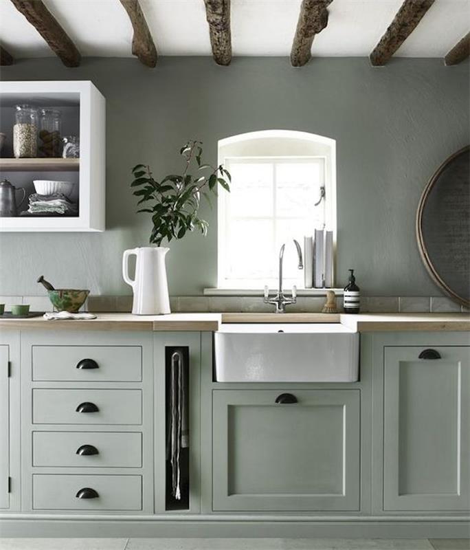 celadon zelená kuchyňa s drevenou pracovnou doskou a bielym drezom, biela otvorená polica, odhalené trámy