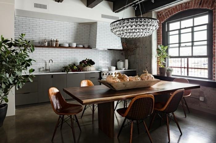 taupe-kuchyňa-fasáda-biela-stena-dlaždice-drevený-stôl-a-stoličky-lesk-veľmi-elegantný-priemyselný-podkrovný štýl