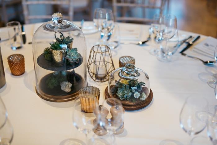 Cloche -glashylla i två nivåer naturbröllopsdekor, rustikt bord mittpunkt
