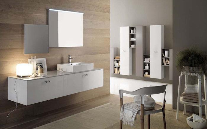 otvorená kúpeľňa s parketami z imitácie dreva béžovou stenou, svetlou a tmavosivou farbou na stenu do kúpeľne