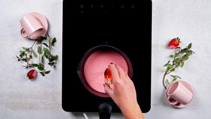 uvarte domácu panna cottu v hrnci na romantický dezert na Valentína