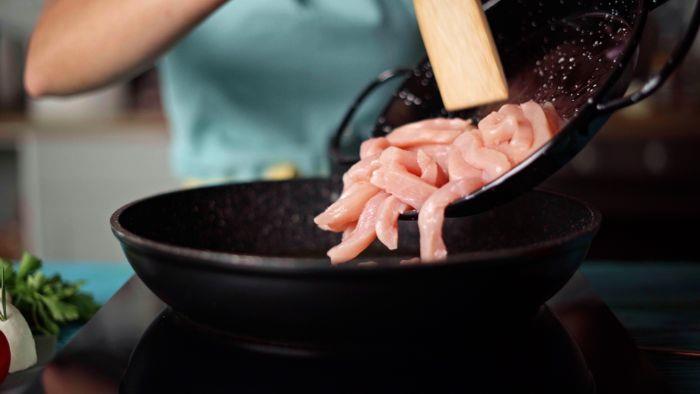 uvarte kura na panvici ľahký a rýchly recept príklad s kuracím mäsom so zeleninou varenie mexického jedla
