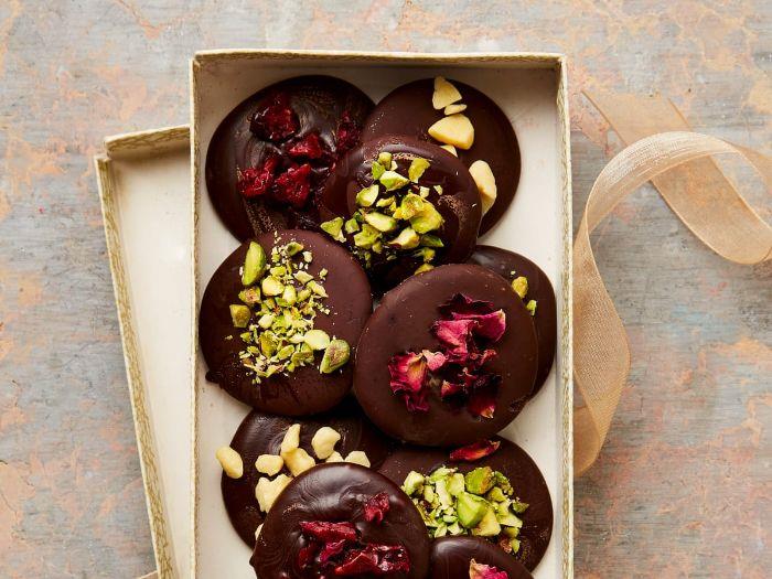 gör hemlagad choklad mendiant chokladrecept med pistagenötter och rosenblad lätt juldessert