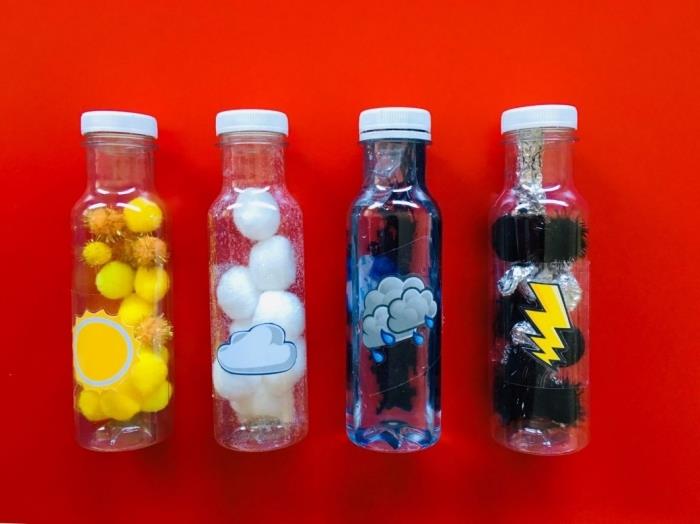hantverk i klassen med montessori, modeller av små DIY -flaskor fyllda med pomponger, idé om återvinning av glasflaska