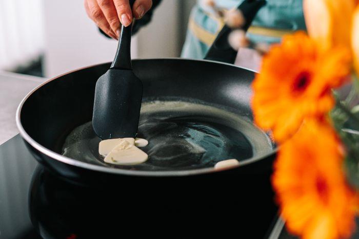 smält smör i en tillräckligt stor panna, första steget för att göra original vermicelli påskbo