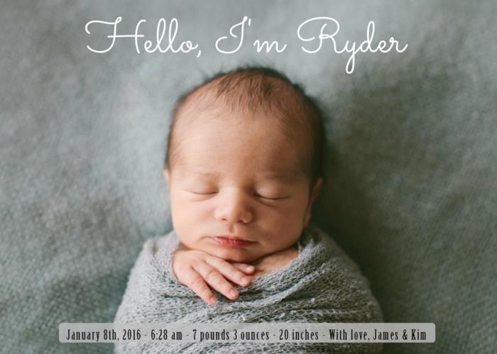 oznámenie o narodení, fotografia roztomilého dieťaťa zabaleného v pletenej šatke