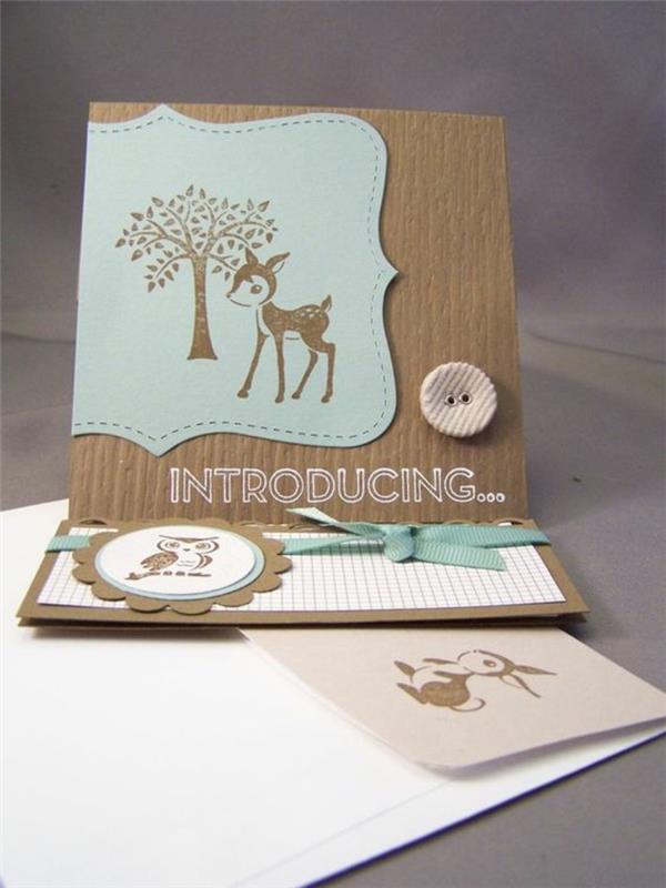 karta oznámenia narodenia s nakreslenou srnou a stromom, kreatívne karty so zvieratkami
