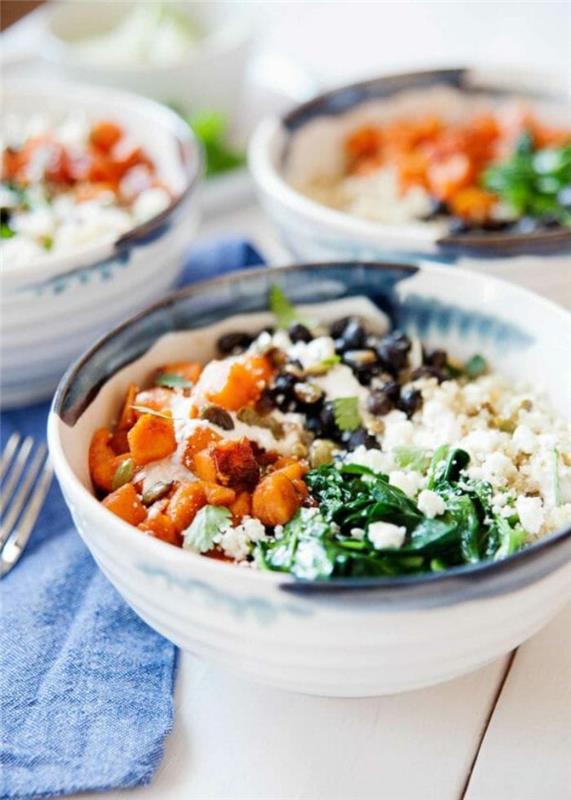 urobte vegánsku misku na quinoa s restovaným špenátom, čiernymi fazuľami a plátkami sladkých zemiakov
