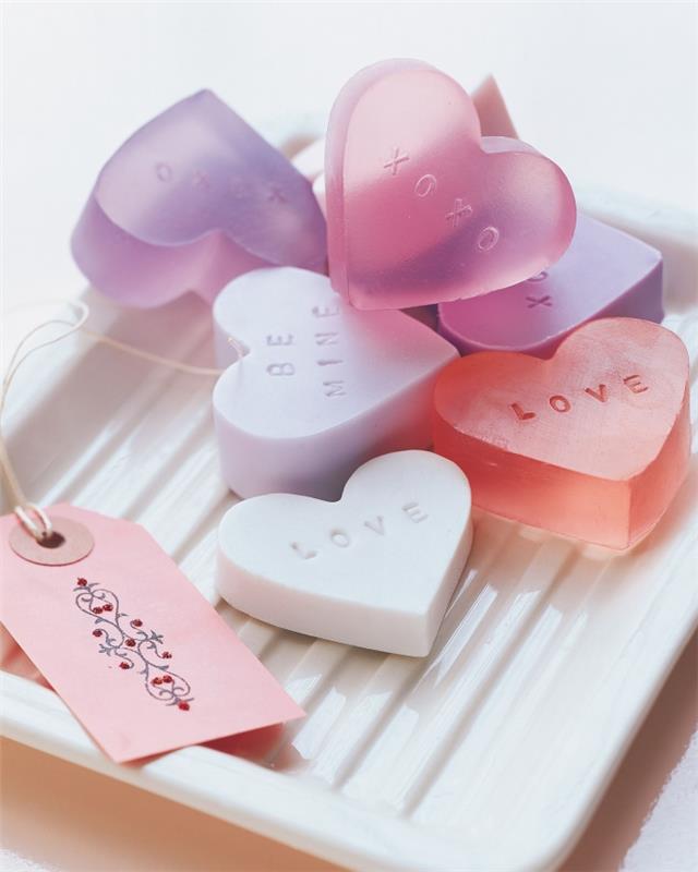urobte si domáce mydlo jednoduché kutilstvo darčekové mydlá v tvare srdca originálny nápad na Valentína