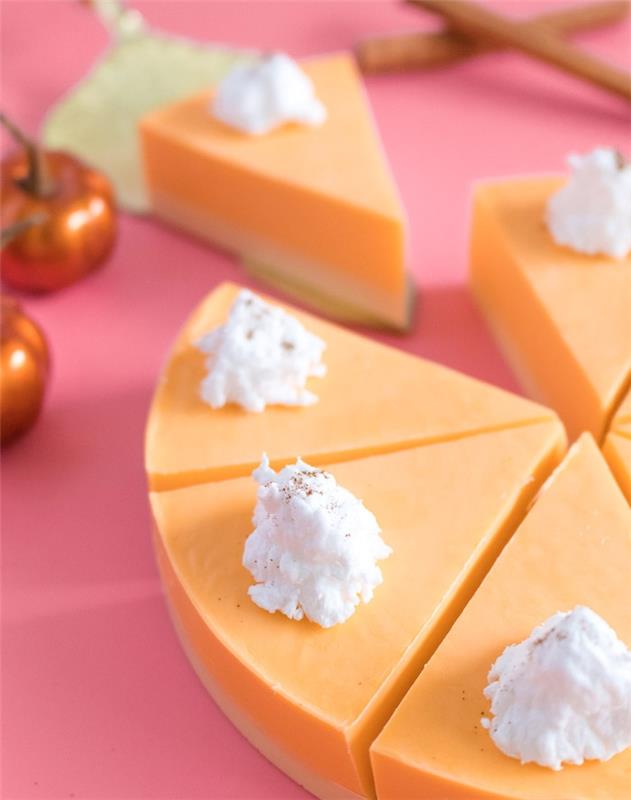 originálny darček k narodeninám, ktorý si vyrobíte, pomarančový tekvicový koláč a biele crème fraîche