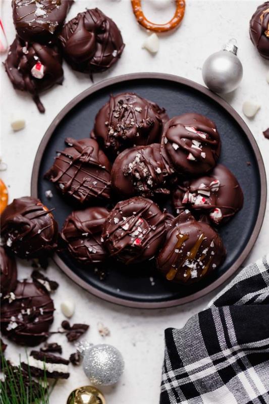 gör en julbacuit i en chokladkringla med pepparmyntstoppning lätt juldessert