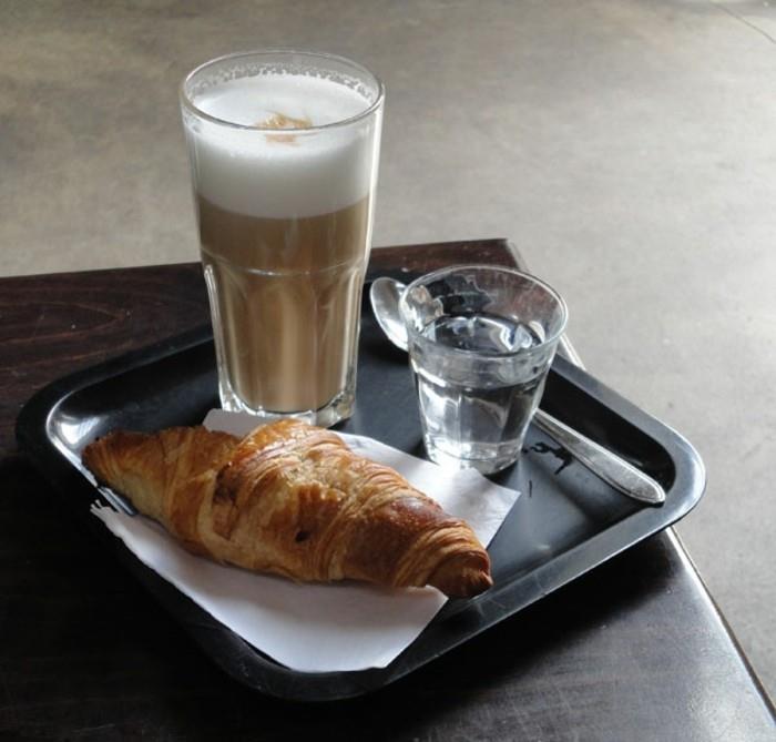 gör-en-cool-cappuccino-kaffe-idé-uggla-varm-dryck-croissant