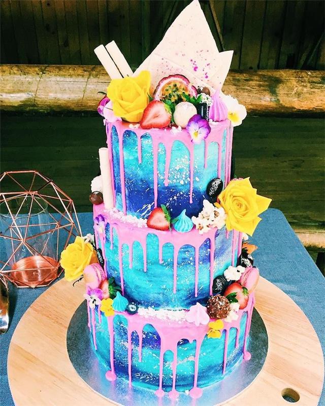 originálny nápad na svadobnú tortu sut tému galaxia dúha s ružovou polevou, ozdoba ovocného koláča, kvety, pusinky, čokoládové taniere