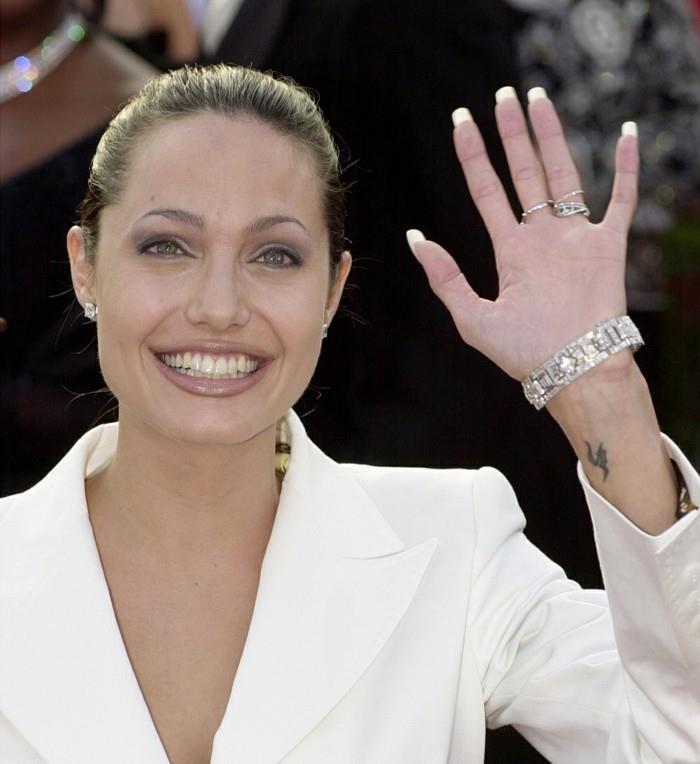 få-en-tatuering-kvinna-handled-tatuering-kvinna-diskret-angelina-jolie