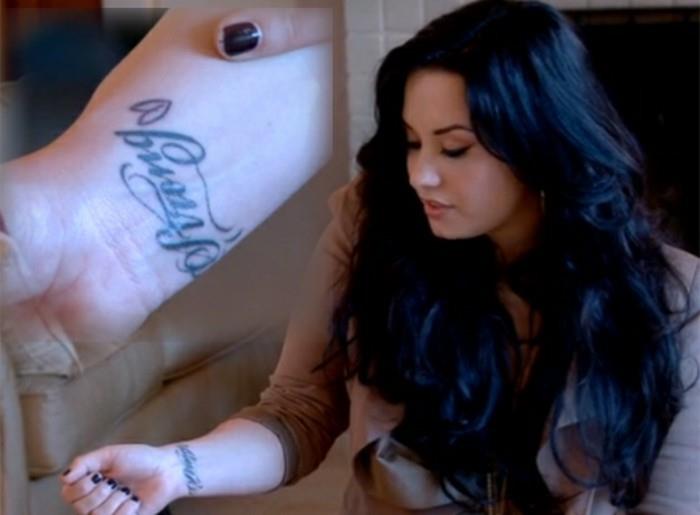 gör-en-tatuering-kvinna-handled-tatuering-kvinna-diskret-demi-lovato