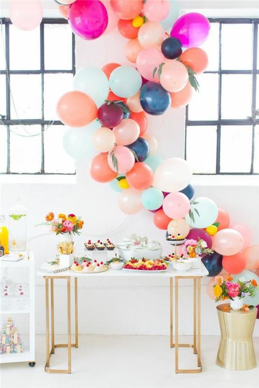 gör en båge av ballonger, söta färgglada baby shower dekoration idéer