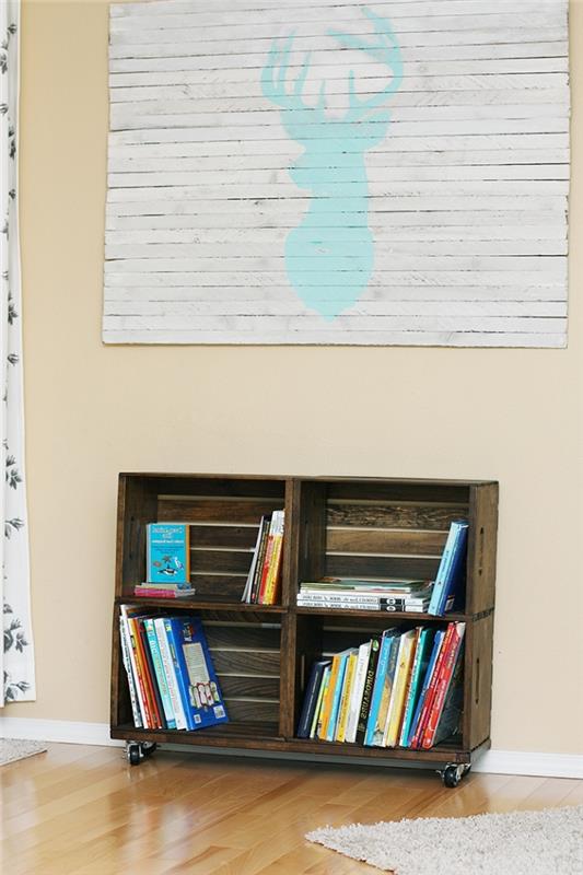 dekorácia obývačky s béžovými stenami a parketami zo svetlého dreva potiahnutými kobercami z umelej kožušiny s malou knižnicou pre domácich majstrov