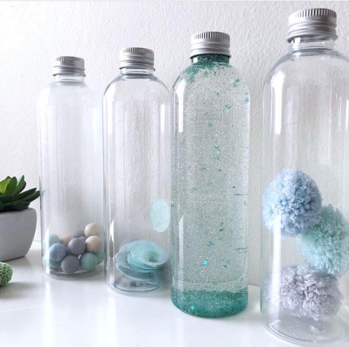 DIY sensorisk flaska, modell av återvunnen glasflaska, idé leksaksflaska fylld med vatten och glitter