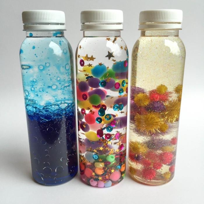 DIY montessori leksaksmodeller, exempel på glasflaska fylld med vatten och babyolja med blått havseffektfärgämne