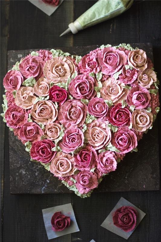 príklad, ako ozdobiť valentínsky dezert, domáci koláč v tvare srdca ozdobený kyticou ruží