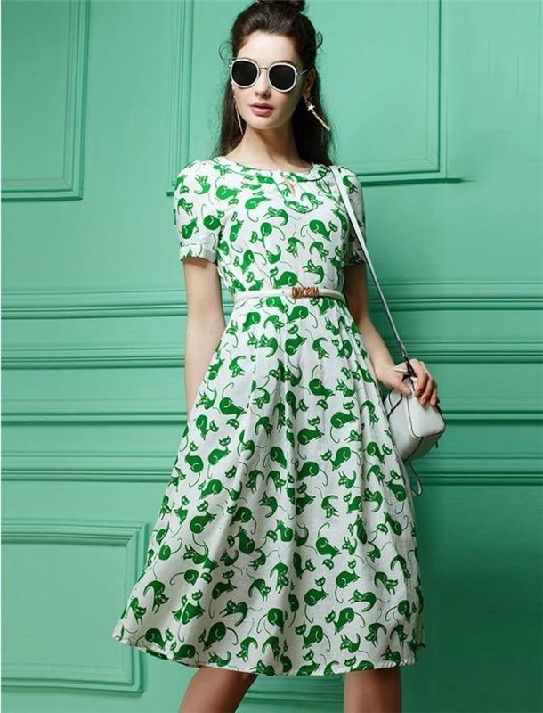 فستان أبيض بنمط قطط خضراء ، نظارة شمسية دائرية ، حقيبة يد عصرية ، موضة خمسينيات القرن الماضي ، امرأة خمسينيات القرن الماضي ، يتبنى مظهر روكابيلي