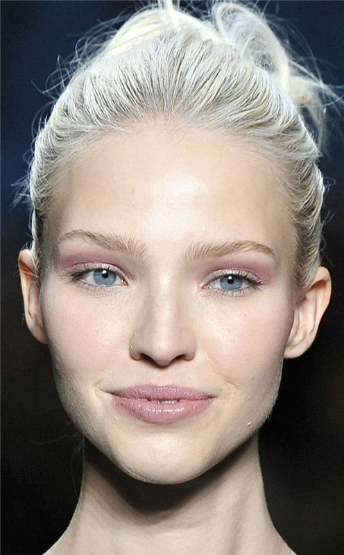 očné tiene-modré-oči-očné tiene-vo-svetle-ružovom-naučené-make-up-modré-oči