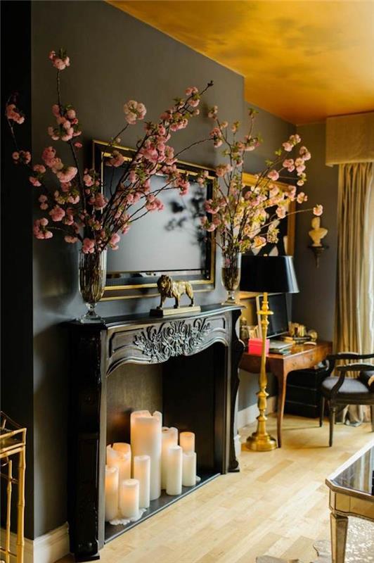 förvrängd öppen spis med svart mantel med ljus och inlagt tv i vardagsrummet svart och guld dekoration klassisk klassisk design