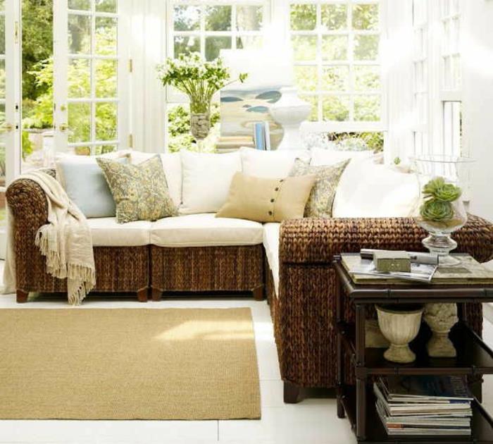 rotting-trä-fåtölj-design-vardagsrum-soffa-dekorativa-kuddar-beige-matta