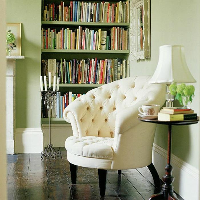 knižnica s bielym čalúneným kreslom a okrúhlym sedadlom