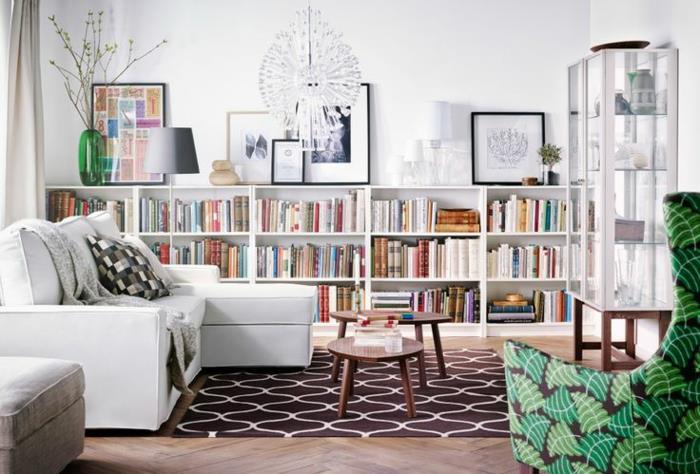 bielo-kreslo-moderne-obývačka-veľké-biele-kreslo-a-biela knižnica