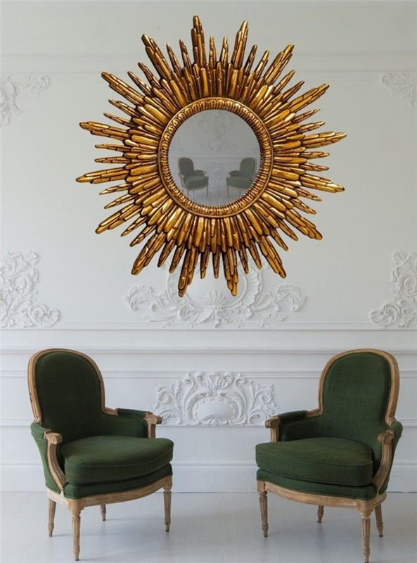 غرفة معيشة بتصميم داخلي فاخر ، فكرة غرفة بجدران وأرضية بيضاء مع أشياء زخرفية مرآة ذهبية وكراسي بذراعين خضراء